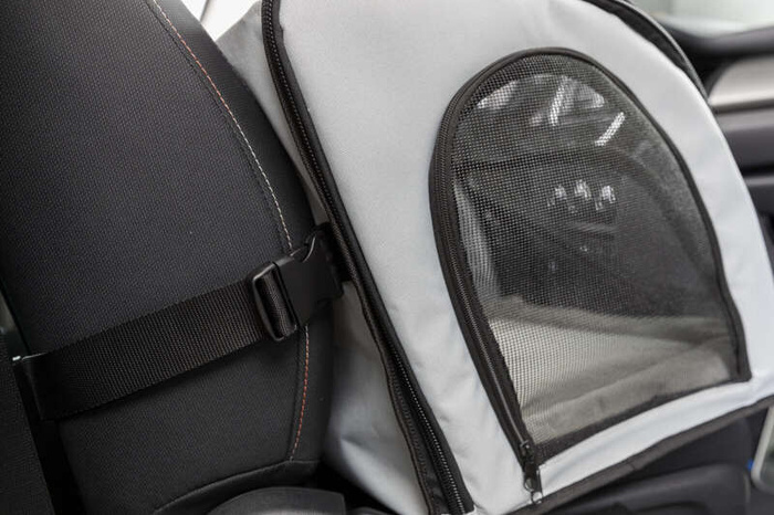 Trixie Fotel samochodowy dla psa szary/czarny 44x37x40cm